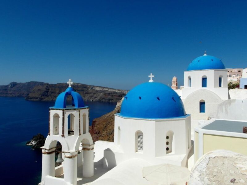 Santorini Small-Group Tour with Wine Tasting & Food Pairing - Final Stop at Oia: The Iconic Cliffside Village