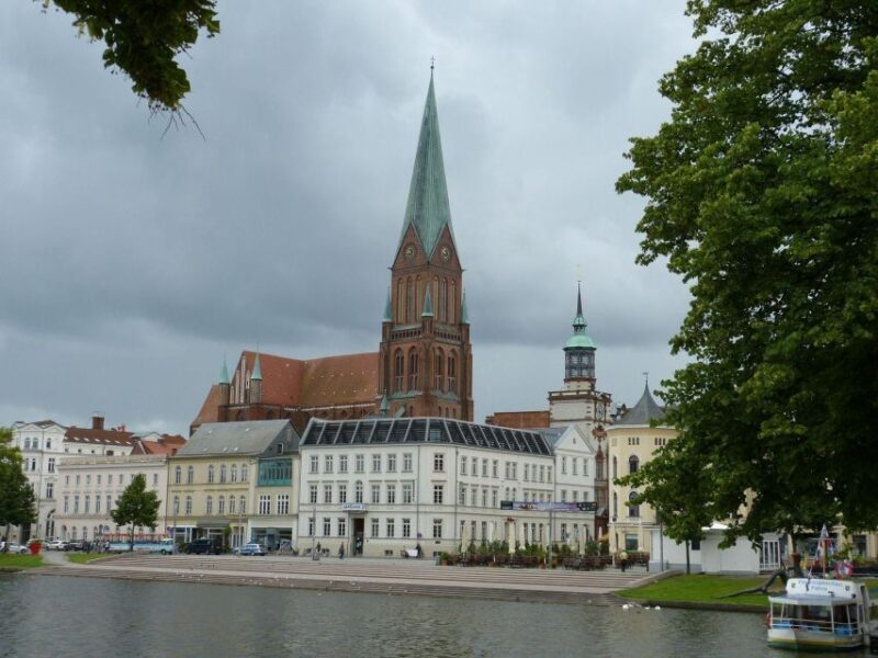 Schwerin: Private Guided Walking Tour - Schwerin Palace – The "Neuschwanstein of the North"