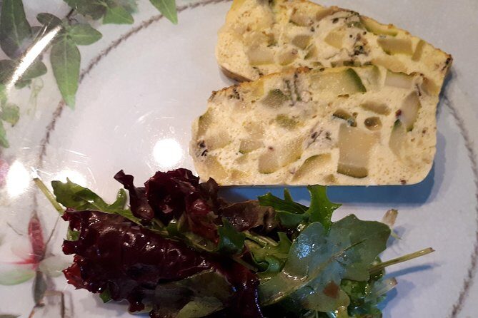 Seasonal French Lunch and Small-group Tour of Montmartre - Exploring Montmartre with a Seasonal French Lunch and Small-group Tour