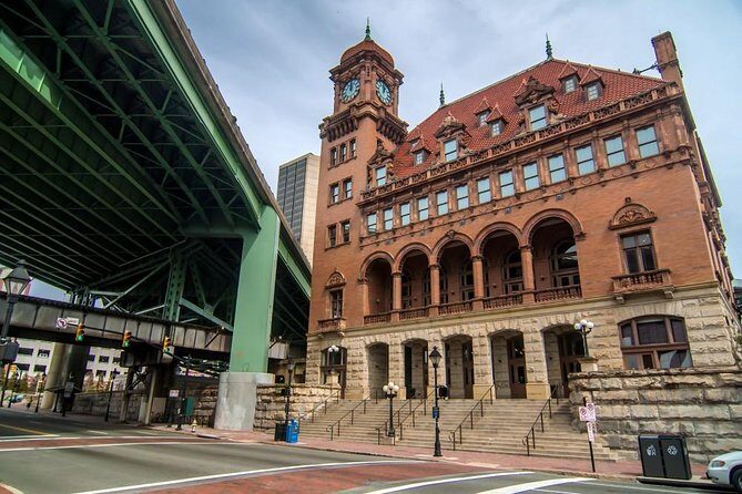 Self Guided Richmond Scavenger Hunt: City Center Spectacles - Key Points