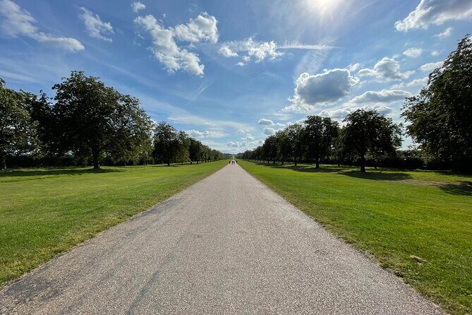 Self-Guided Walking Tour of Windsor Town with Mobile App - A Practical Guide to the Windsor & Eton Self-Guided Tour