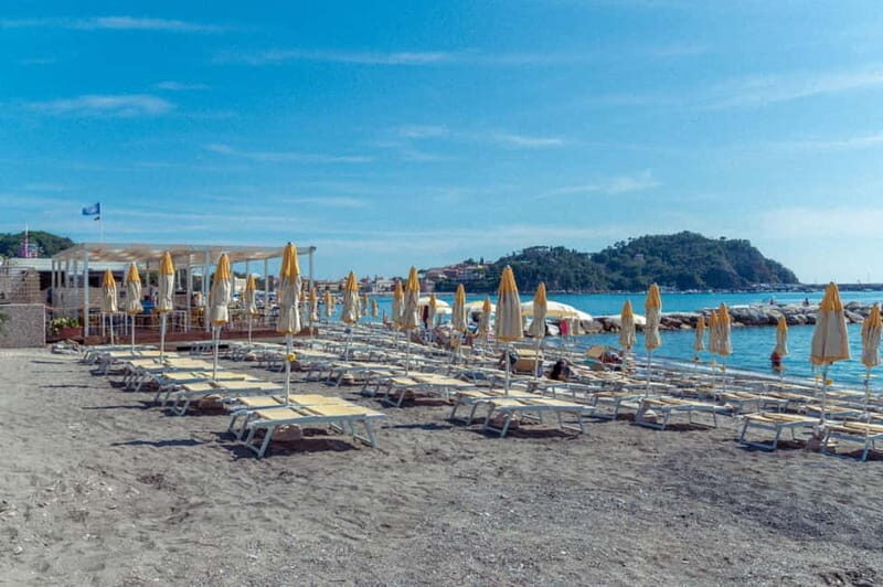 Sestri Levante: Beach day with sunbeds and umbrella - sector 3 - Key Points