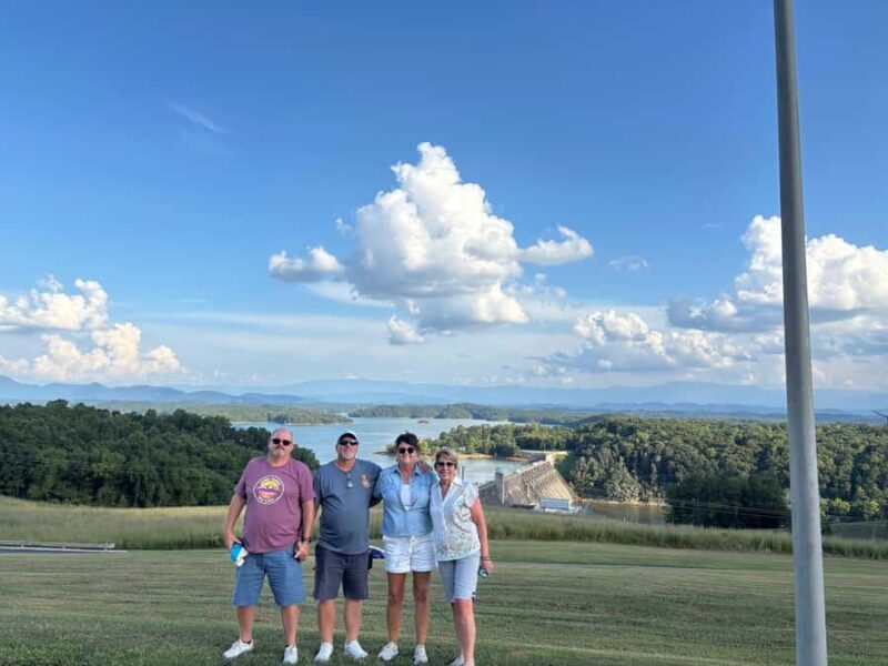 Sevierville: Highlights of Sevierville w/ stop at Buc-ee's - Old Tennessee Distillery and Moonshine Tasting