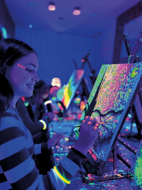 Sevilla: Wine Gogh Glow Academy Paint and Sip Classes - The Sum Up