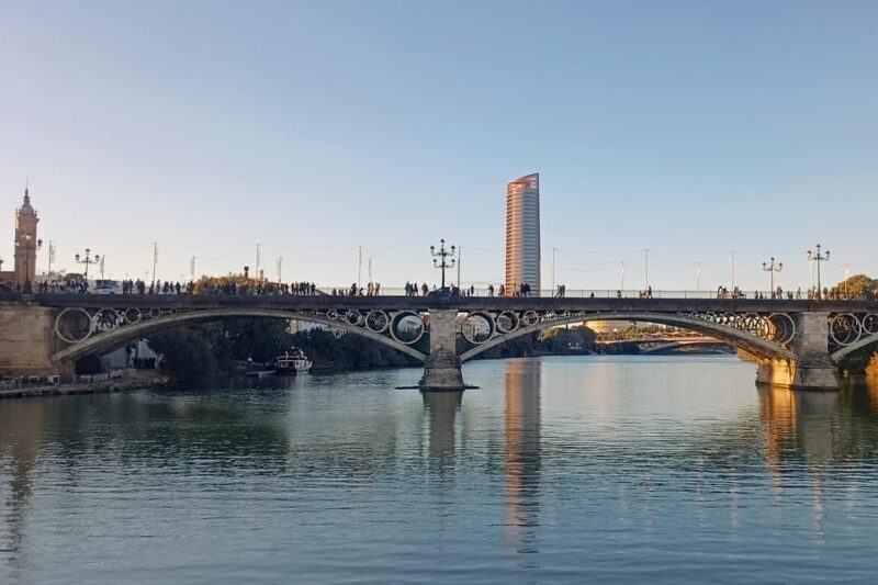 Seville: Restaurant boat ride on the Guadalquivir River with lunch/dinner - Key Points