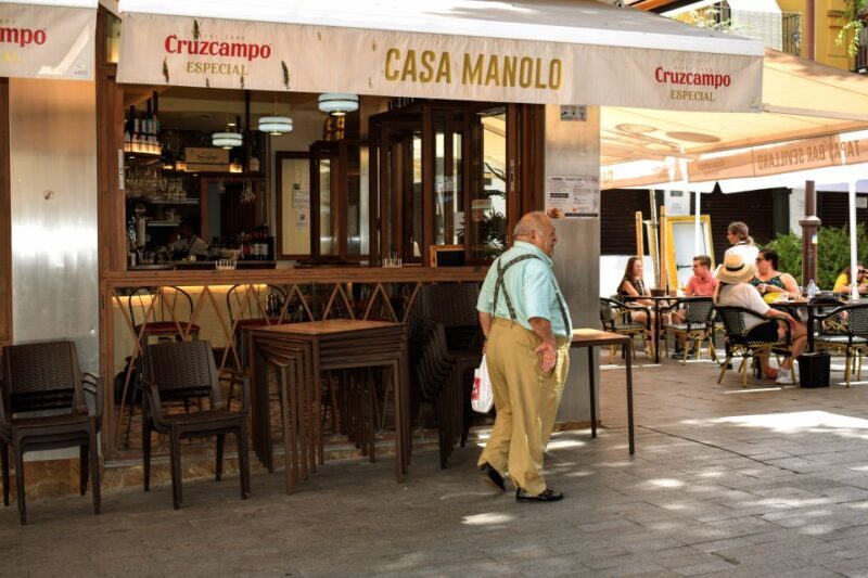 Seville: Tapas, Taverns, and History Walking Tour - The Guide’s Role: Knowledge Meets Passion