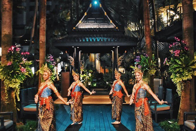 Shangri-La Hotel's Salathip Thai Restaurant Experience - Key Points