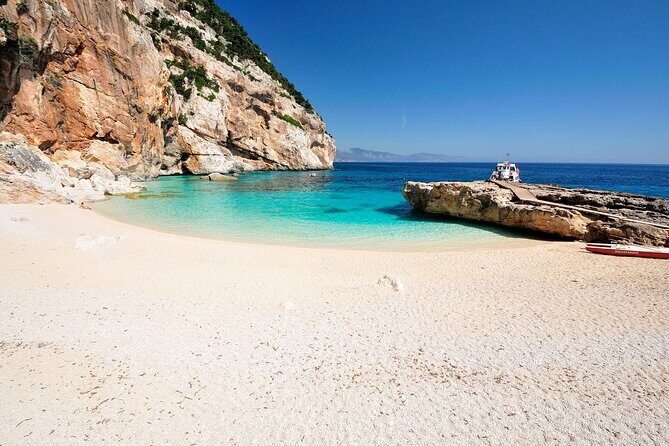 Shared tour in the Baunei coast - An In-Depth Look at the Baunei Coast Boat Tour