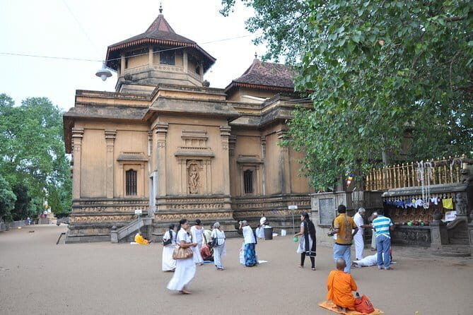 Shore Excursion Colombo Port to Kelaniya Temple & Colombo City for 1 to 2 People - Key Points