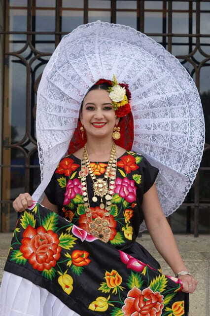 Show off your beauty wearing a typical Oaxacan costume + photo session - FAQ