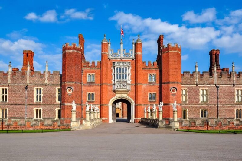 Skip-the-line HamptonCourtPalace Guided Day Trip from London - Key Points