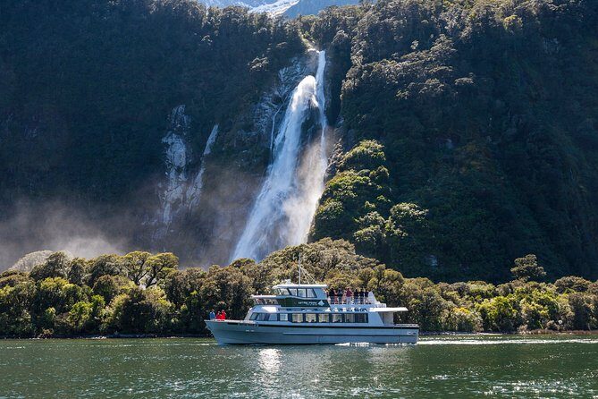 Small Group, Award Winning Milford Sound Day Experience & Cruise - An In-Depth Look at the Milford Sound Experience