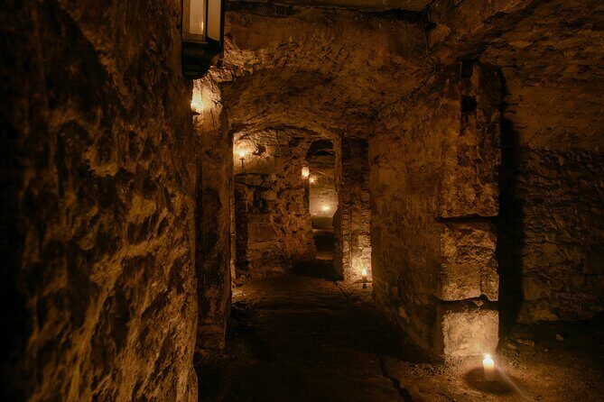 Small Group Ghost Tour incl. Underground Vaults & free drink in Megget's Cellar - Stories, Atmosphere, and Engagement