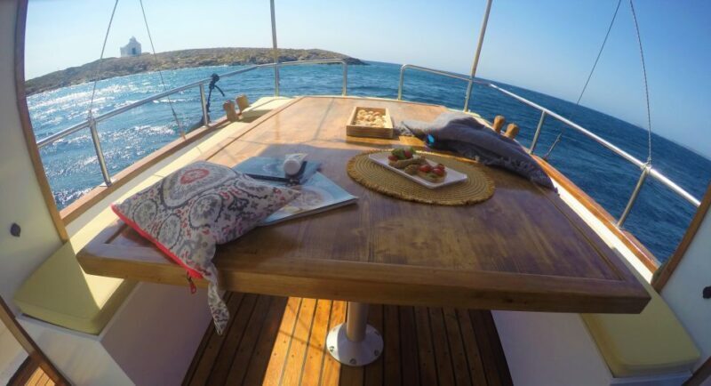 Small group kaiki cruise to Antiparos & Despotiko with lunch - Key Points