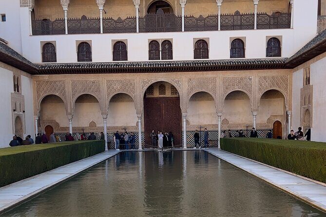 Small group visit to the Alhambra with tickets included - The Experience on the Ground