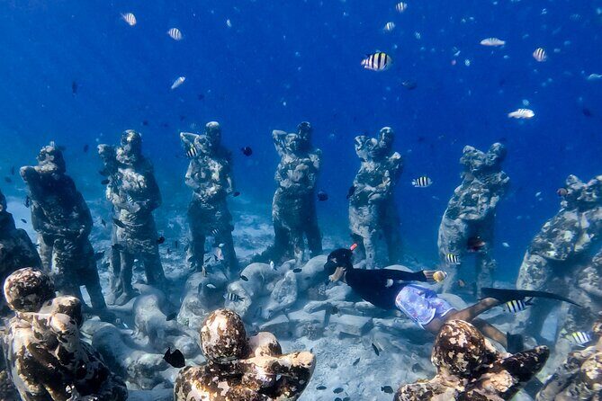 Snorkeling with turtle and statue in Gilis - An In-Depth Look at the Tour Experience