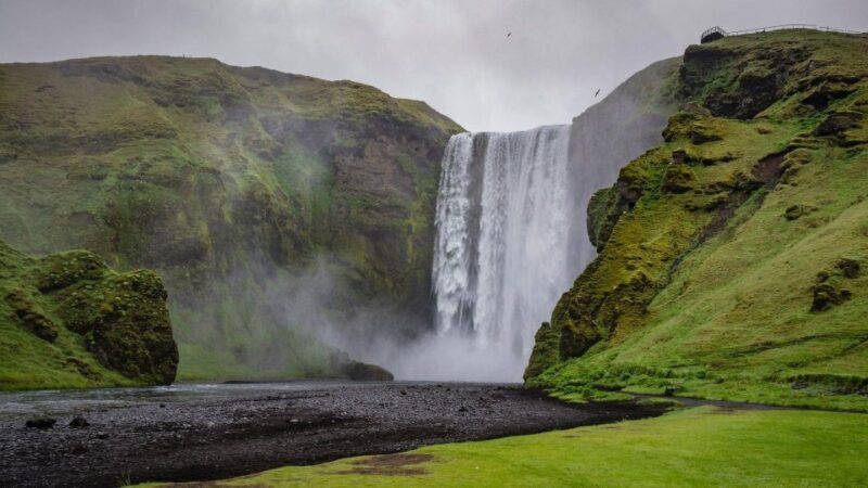 South Coast of Iceland. Black beach, glaier, waterfalls... - Key Points