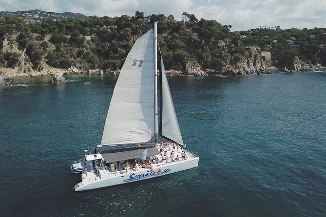 Special tour for groups sailing along the Costa Brava in a big catamaran. Food and drinks included. - Key Points