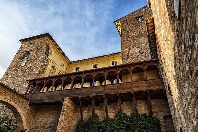 Spello wine tour by tuk tuk in Italian - An In-Depth Look at the Spello Tuk Tuk Tour