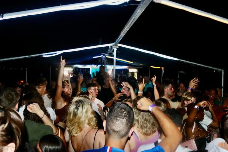 Split: Boat Crawl with Nightclub Access, Shots, & Boat Party - Who Should Consider This Experience?