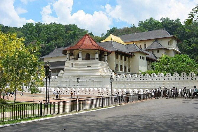 Sri Lanka Airport (BIA CMB) to Kandy Pickup And Drop|Private Transfer - Experience the Convenience of a Private Transfer from Colombo Airport to Kandy