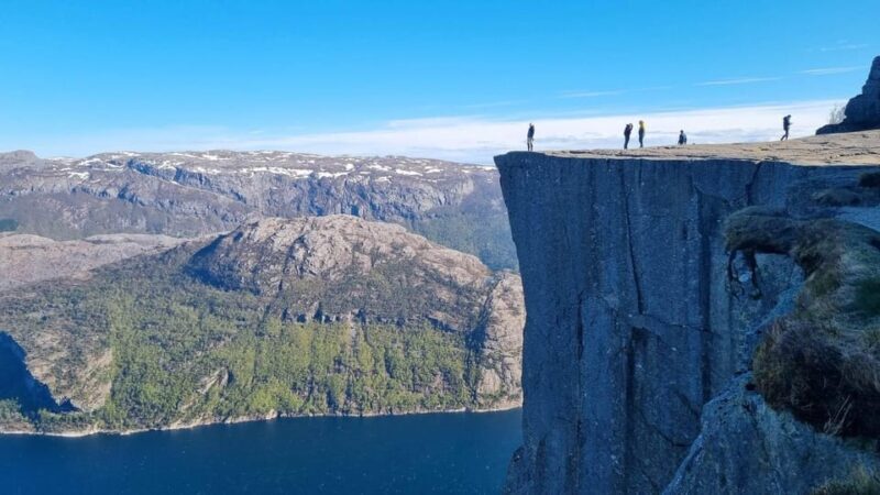 Stavanger: Preikestolen Tour with Guide and Pickup - Guides and Personal Touches