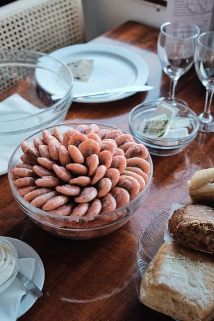 Stockholm: All-You-Can-Eat Shrimp/Tacos Cruise & Cover band - Key Points