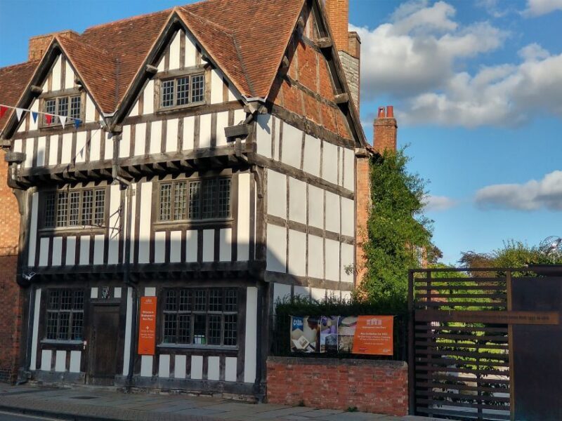 Stratford-Upon-Avon: The Famous Walk Talk Show - Key Points