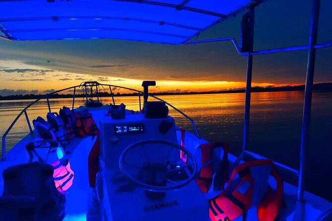 Sunset in the manialtepec lagoon with bioluminescence - Key Points