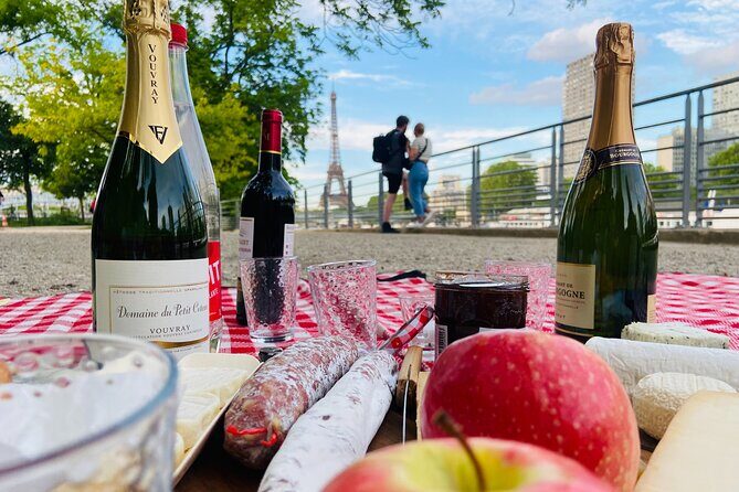 Sunset Picnic with View of Eiffel Tower and Live Music - Setting the Scene: Île des Cygnes at Dusk