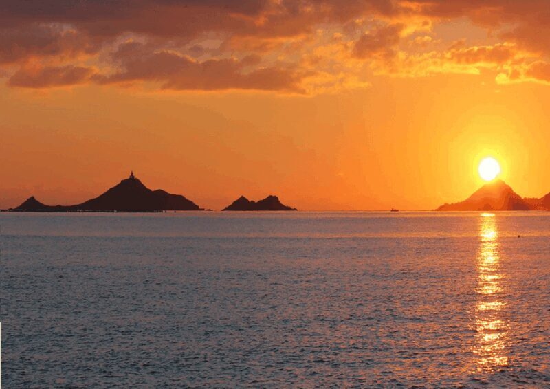Sunset to Corsican song on a catamaran - Key Points