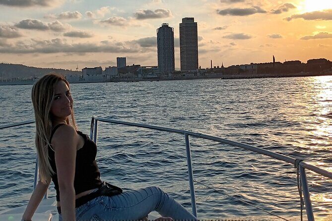 Sunset yacht ride in Barcelona + snacks and drinks - The Sum Up