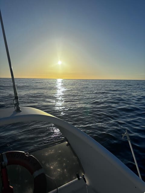 Sunset yacht tour with food and wine tasting. - Key Points