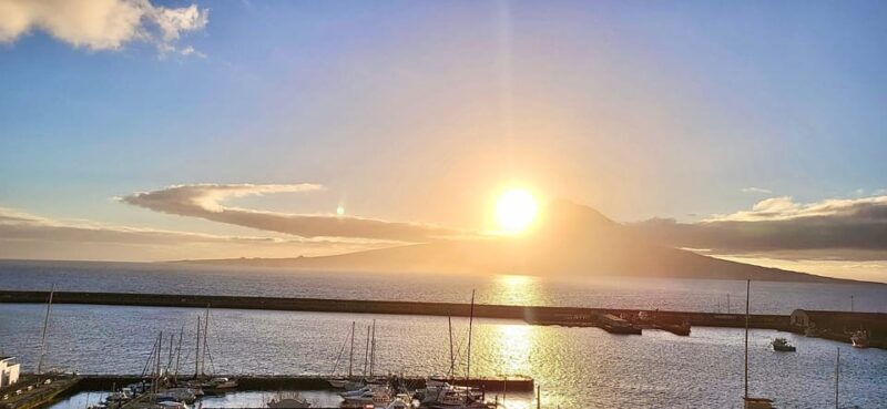 Sunset yacht tour with food and wine tasting. - Practical details: what it’s like to book and participate