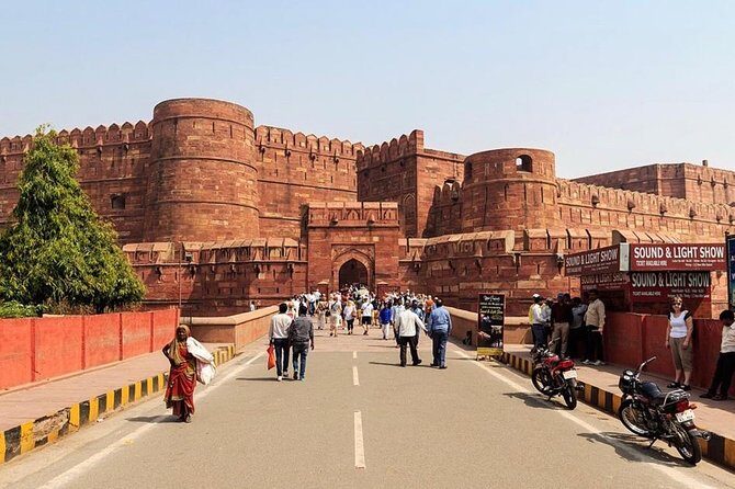 Taj Mahal Tour by Gatimaan Train/Rail All Inclusive - FAQs