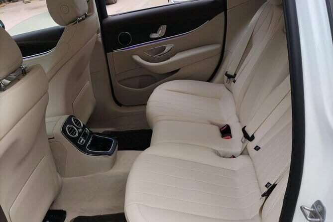 Taj Mahal Tour by Luxury Car Private and all inclusive - The Journey Started Right: Pickup and Transfer