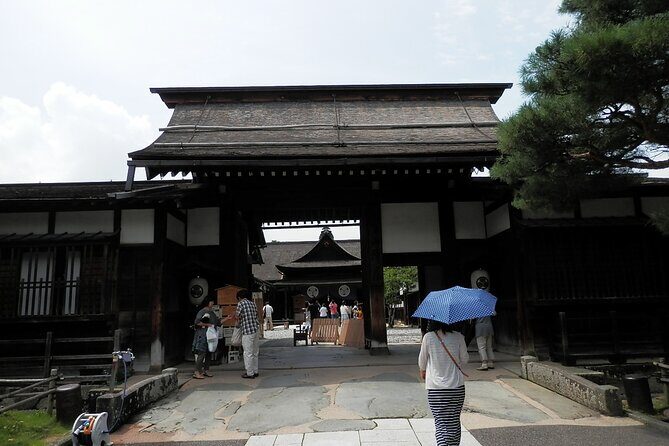 Takayama and Shirakawago Private Guided Tour Using Minivan - FAQs