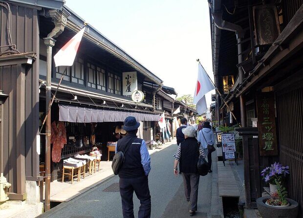 Takayama oldtownship walking tour with local guide. (About 70min) - Key Points
