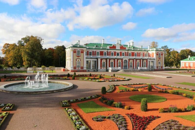 Tallinn Classic: Old Town and Kadriorg District Guided Tour - Exploring the Old Town: Enchanting Streets and Historic Heart