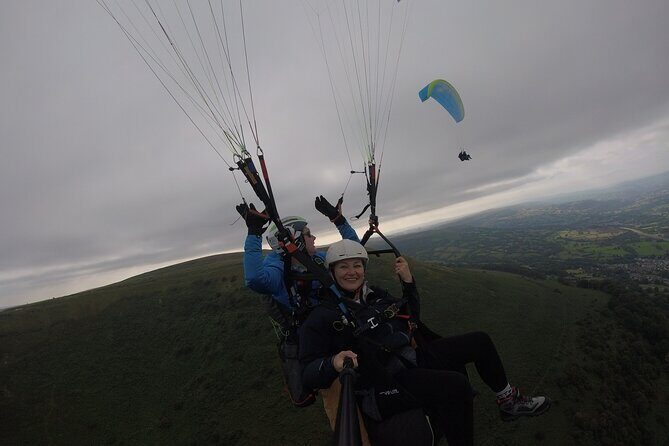 Tandem Paragliding Experience in the Brecon Beacons - Tandem Paragliding Experience in the Brecon Beacons