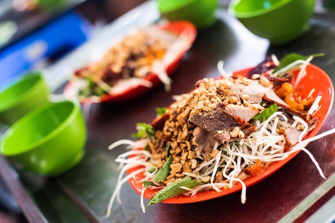Tasting 8 Different Street Foods + Local Drink at Evening Time by Walking - A Deep Dive into Hanoi’s Evening Food Tour
