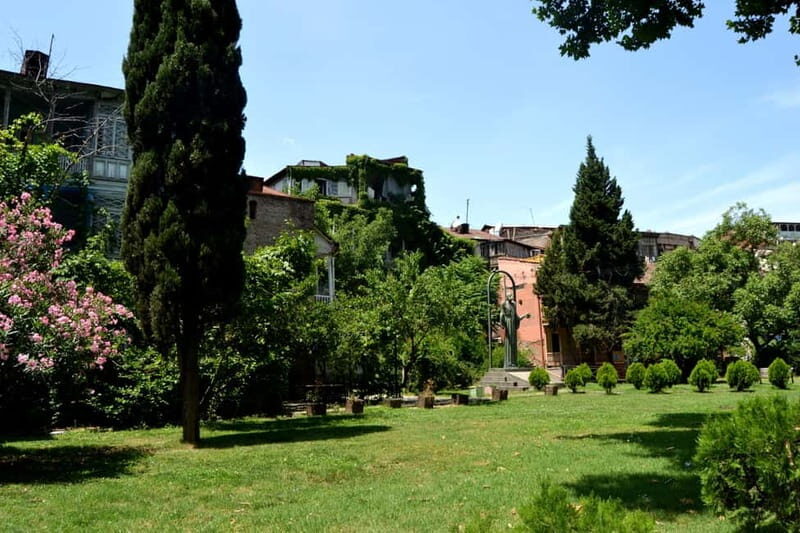 Tbilisi: Mystical Sololaki District and Vera Cemetery Tour - Key Points