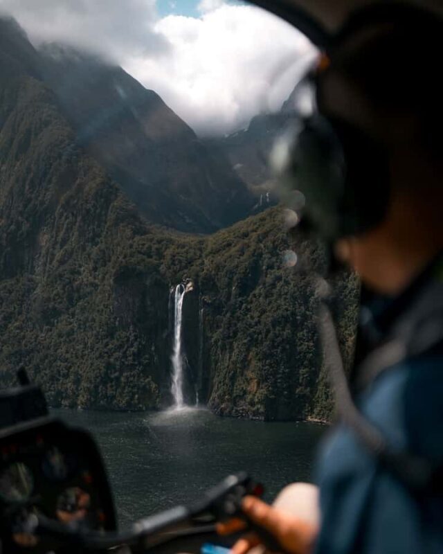 Te Anau: Milford Sound Scenic Flight with Lakeside Landing - An Authentic Look at the Milford Sound Scenic Flight