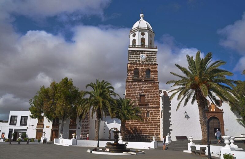 Teguise: Market and César Manrique Foundation Tour - Key Points