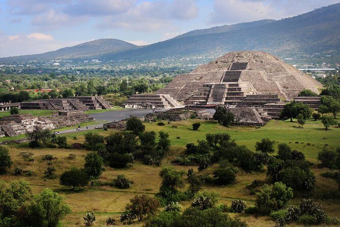 Teotihuacan & Basilica Guadalupe Tour with lunch - The Group Experience: Size and Atmosphere