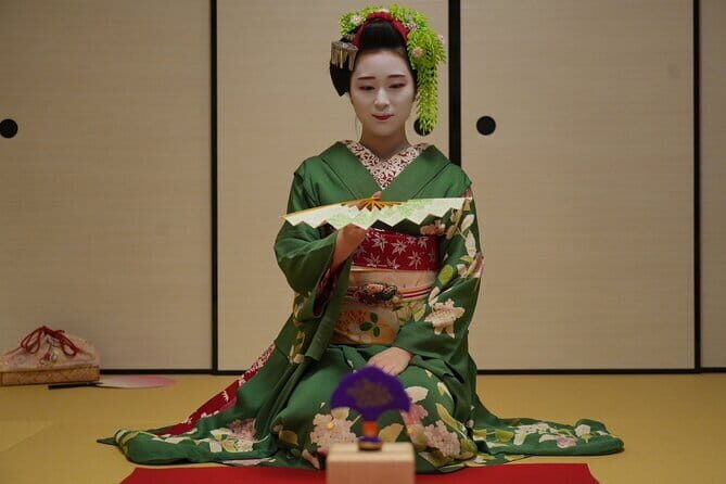 The Art of Geisha: Exclusive Show & Traditional Japanese Game - Discovering the Gion District and Its Hidden Charm