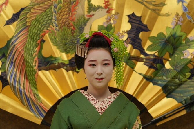 The Art of Geisha: Exclusive Show & Traditional Japanese Game - Playing the Traditional Japanese Game