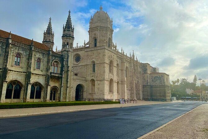 The best Walking tour in Belem with Jeronimos Ticket included - Key Points