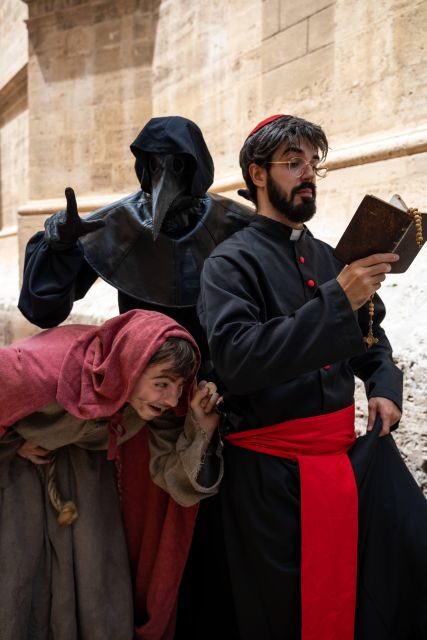 The black plague, theatrical visit - Key Points