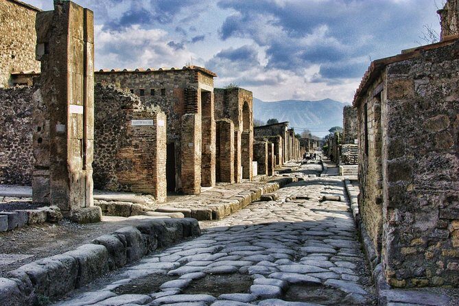 The great beauty of ancient Pompeii told by a local guide / archaeologist - An In-Depth Look at the Pompeii Private Tour